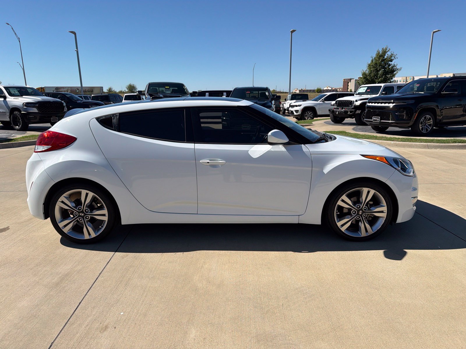 Used 2017 Hyundai Veloster Value Edition FWD image 6