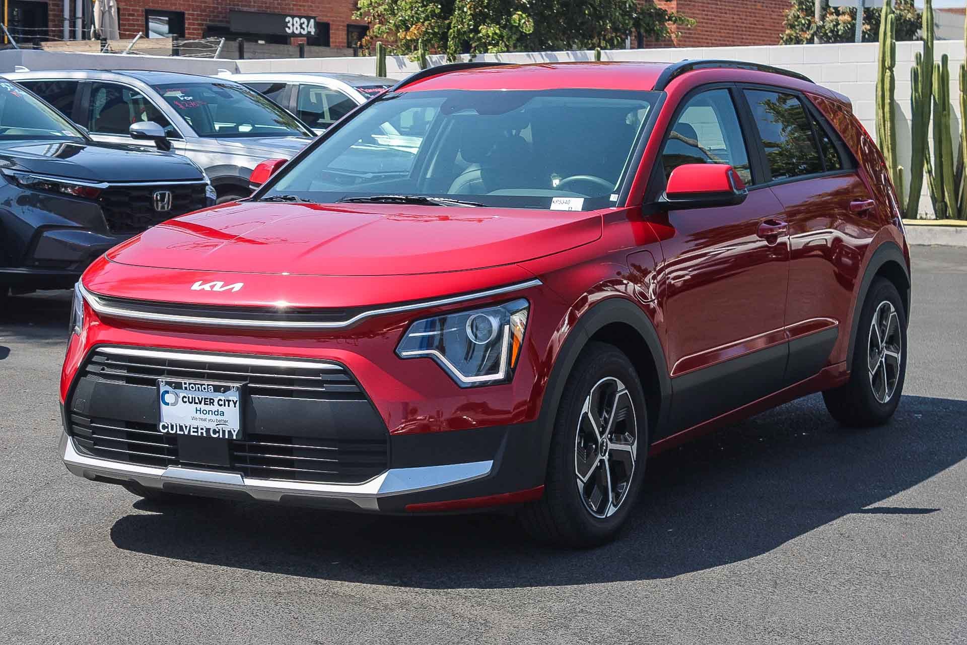 Used 2025 Kia Niro LX FWD image 3