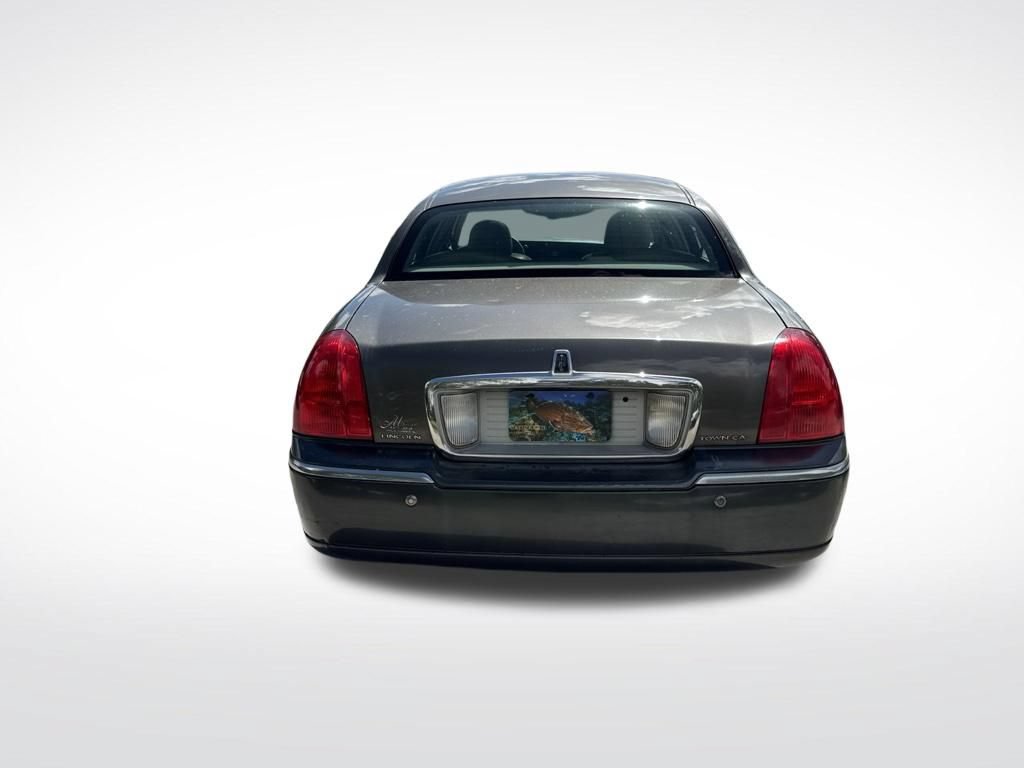 Used 2004 Lincoln Town Car Signature RWD image 7