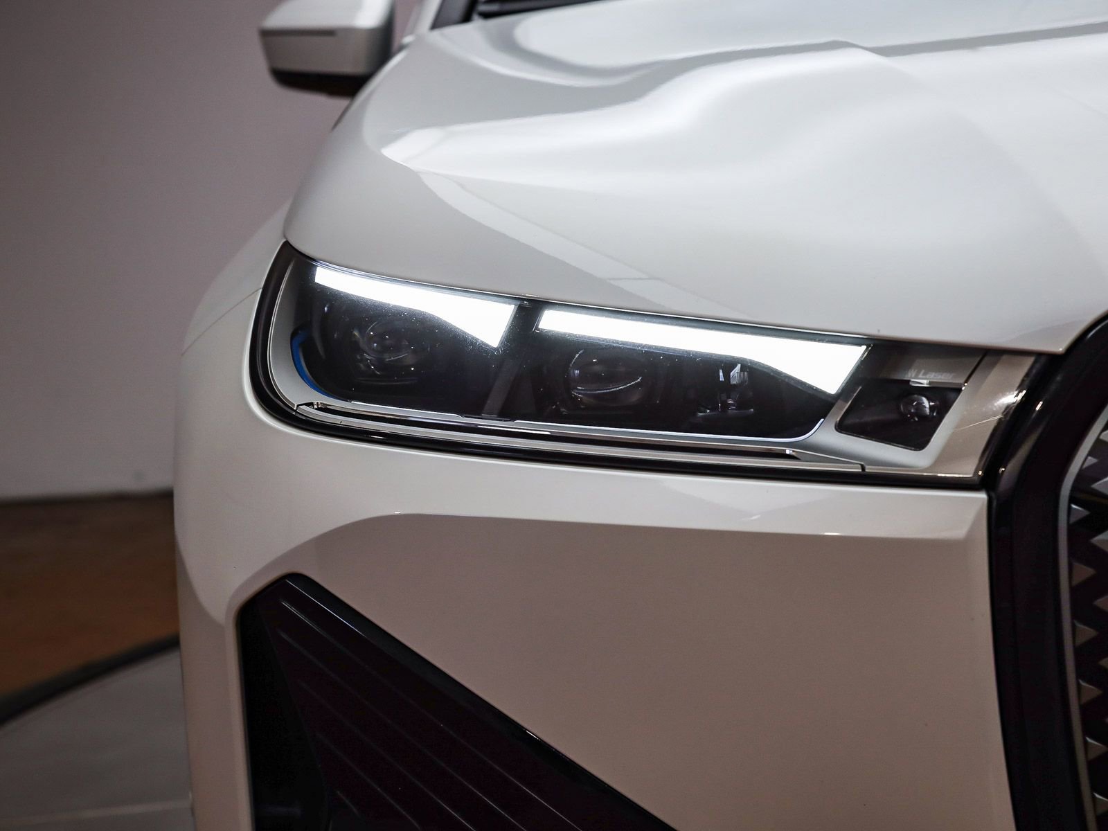 Used 2023 BMW iX xDrive50 w/ Sport Package image 8