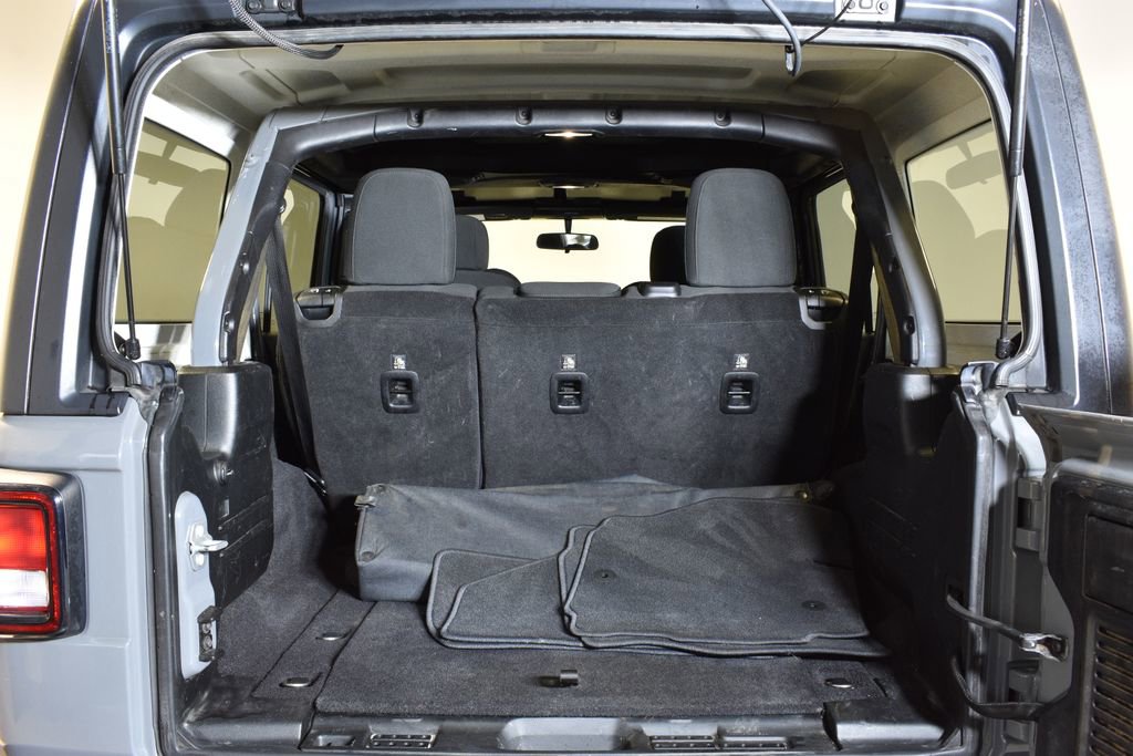 Used 2018 Jeep Wrangler Unlimited Sahara w/ Cold Weather Group image 28