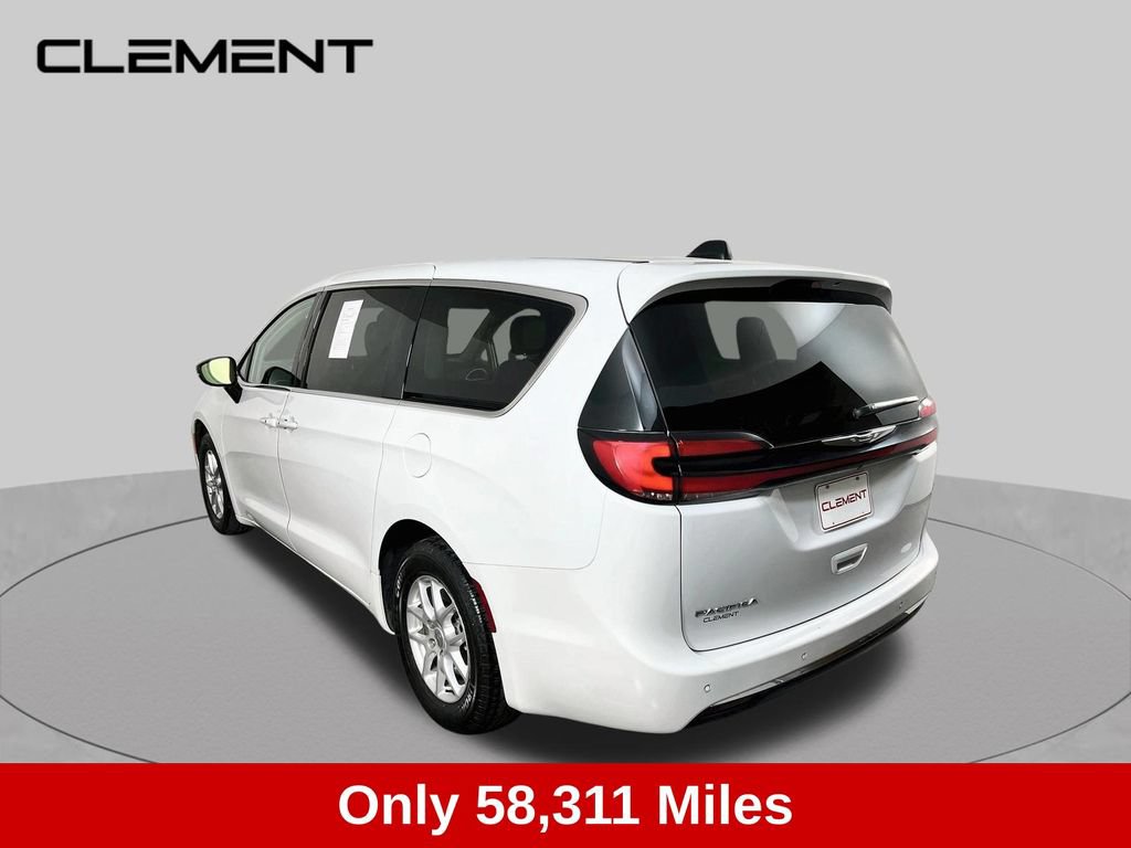 Used 2024 Chrysler Pacifica Touring-L FWD image 8