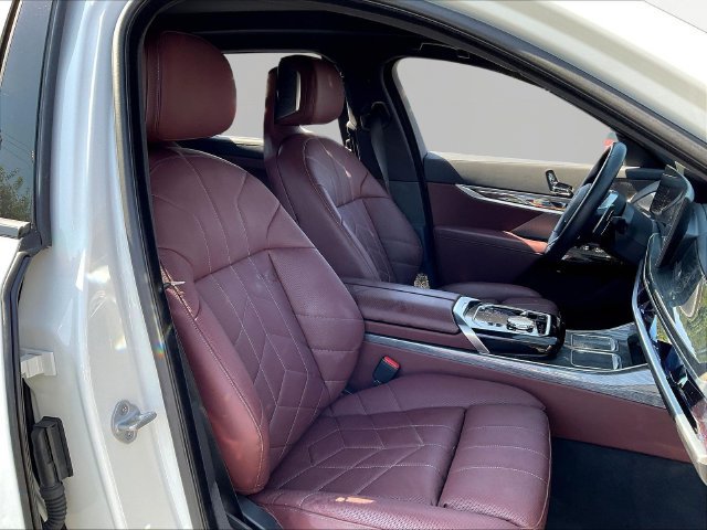 Used 2025 BMW 750e xDrive w/ Premium Package AWD/4WD image 29