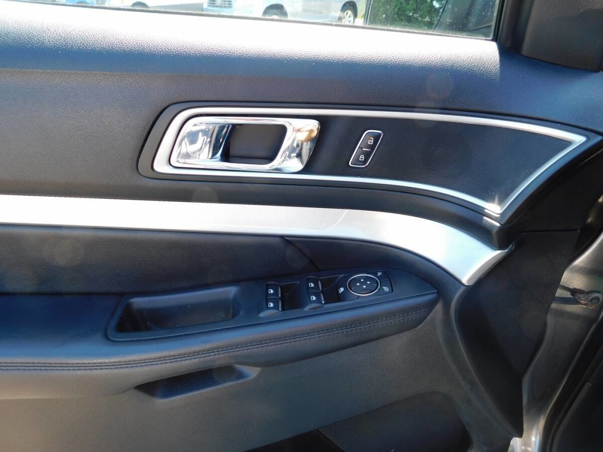 Used 2017 Ford Explorer XLT w/ Equipment Group 202A image 21