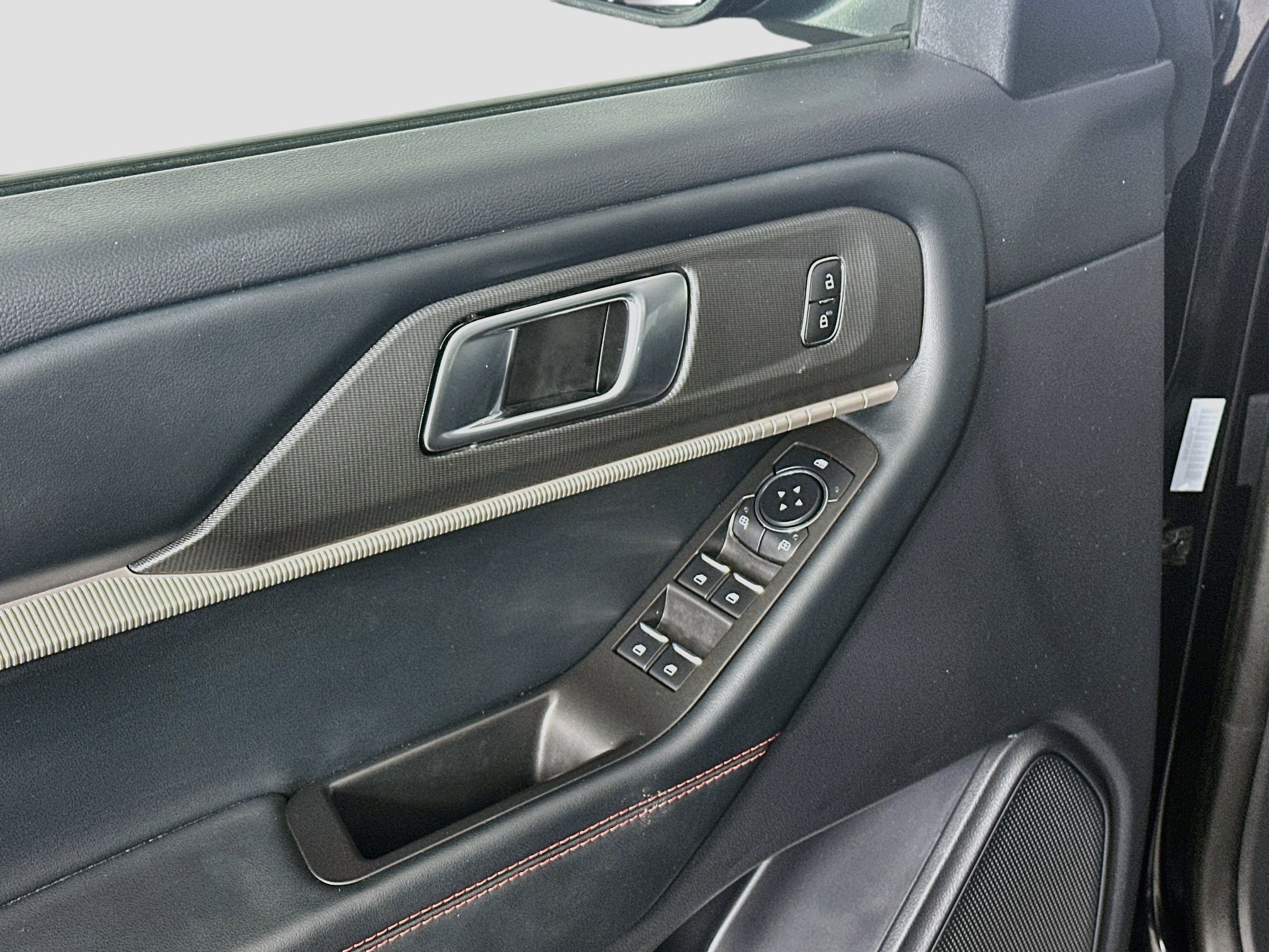 Used 2025 Ford Explorer ST-Line w/ ST-Line Street Pack AWD/4WD image 15