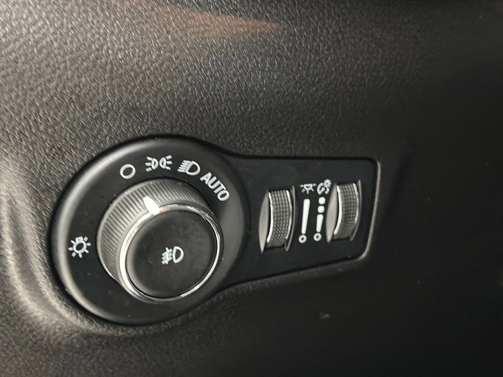 Used 2025 Jeep Compass Latitude image 16