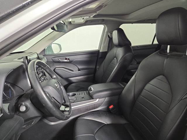 Used 2021 Toyota Highlander XLE AWD/4WD image 13