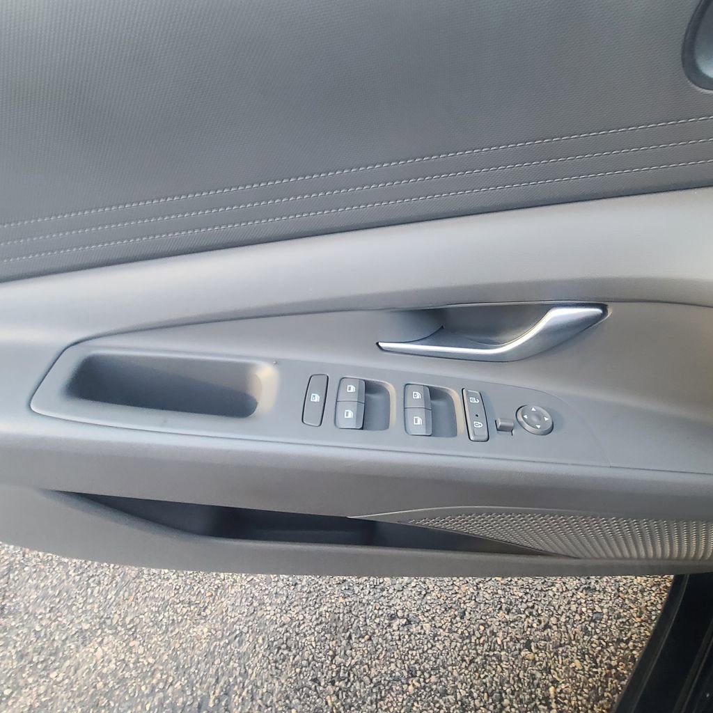 Used 2023 Hyundai Elantra SEL image 13