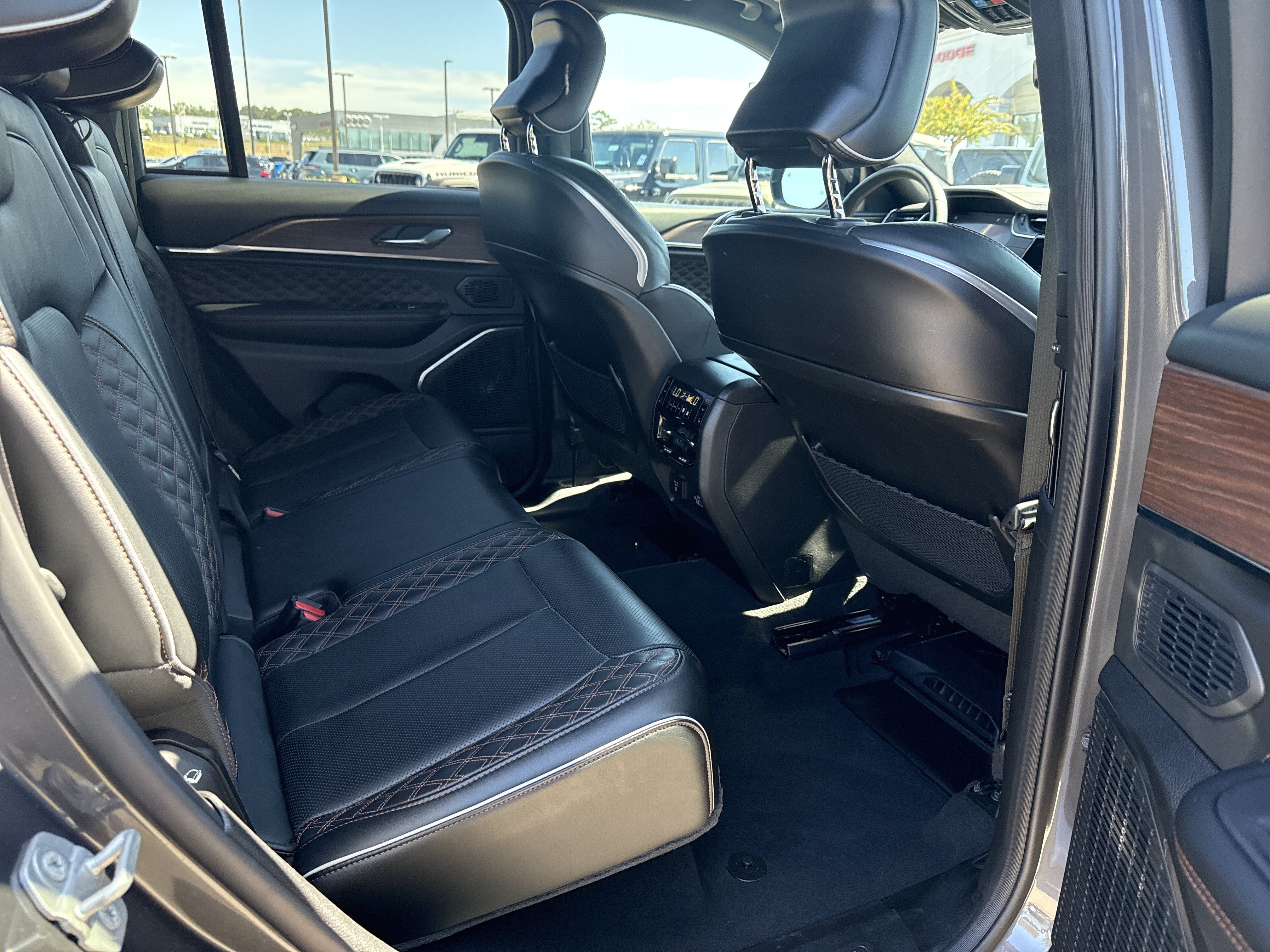 Used 2025 Jeep Grand Cherokee Summit w/ Obsidian Package AWD/4WD image 15