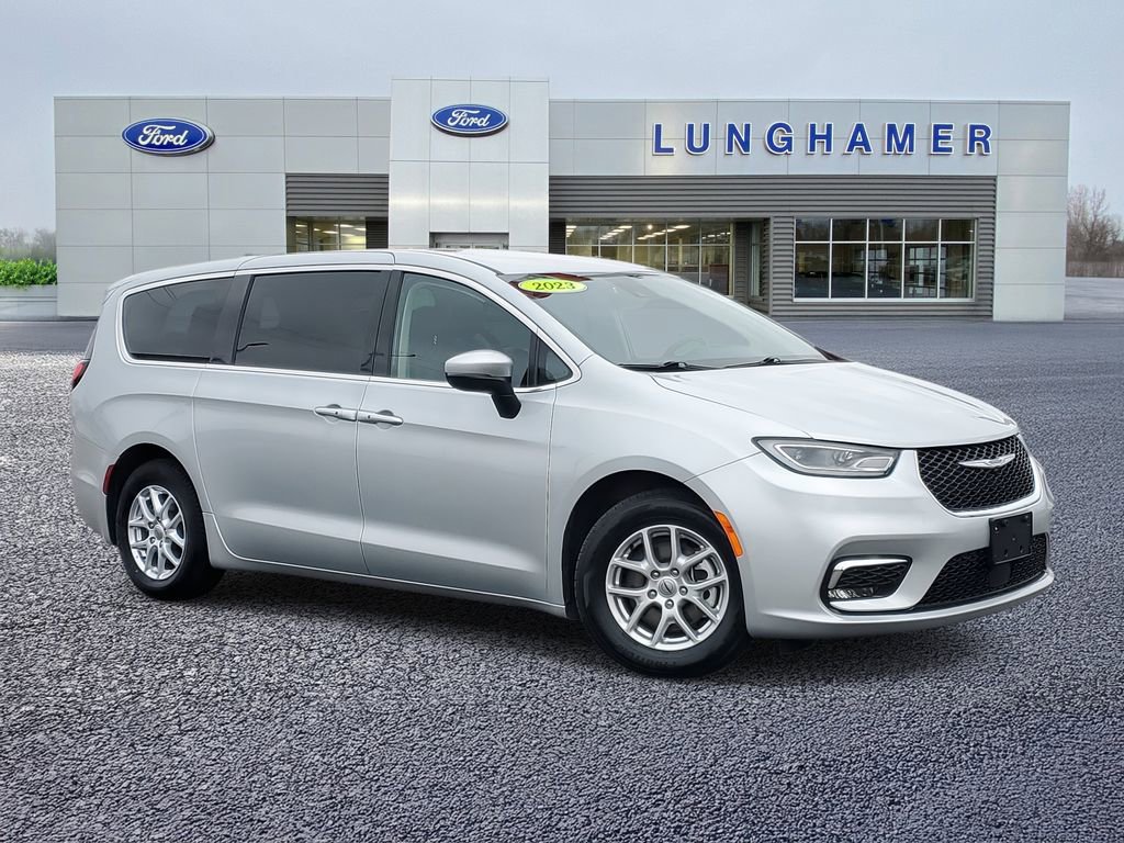 Used 2023 Chrysler Pacifica Touring-L image 1