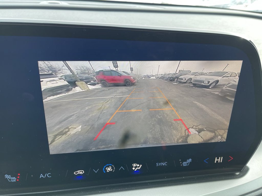 Used 2025 Chevrolet Traverse LT FWD image 17