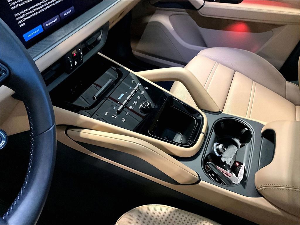 Certified 2025 Porsche Cayenne Coupe AWD/4WD image 20