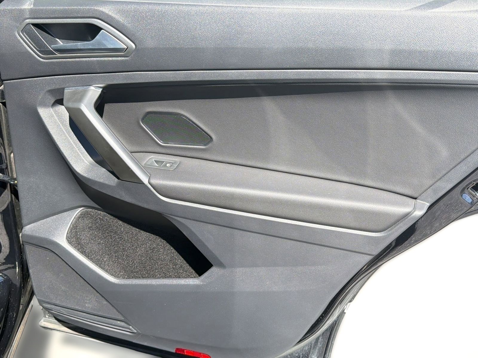 Used 2021 Volkswagen Tiguan SE w/ Panoramic Sunroof Package FWD image 30