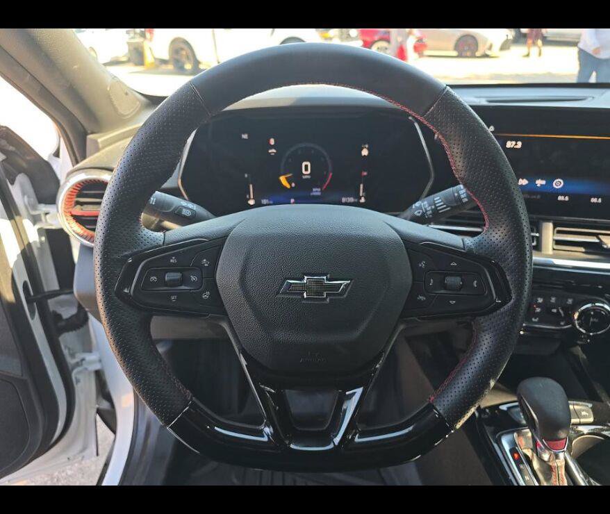 Used 2025 Chevrolet Trax RS w/ Driver Confidence Package FWD image 4