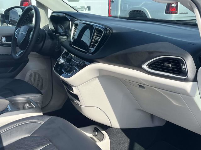 Used 2024 Chrysler Pacifica Touring-L image 24