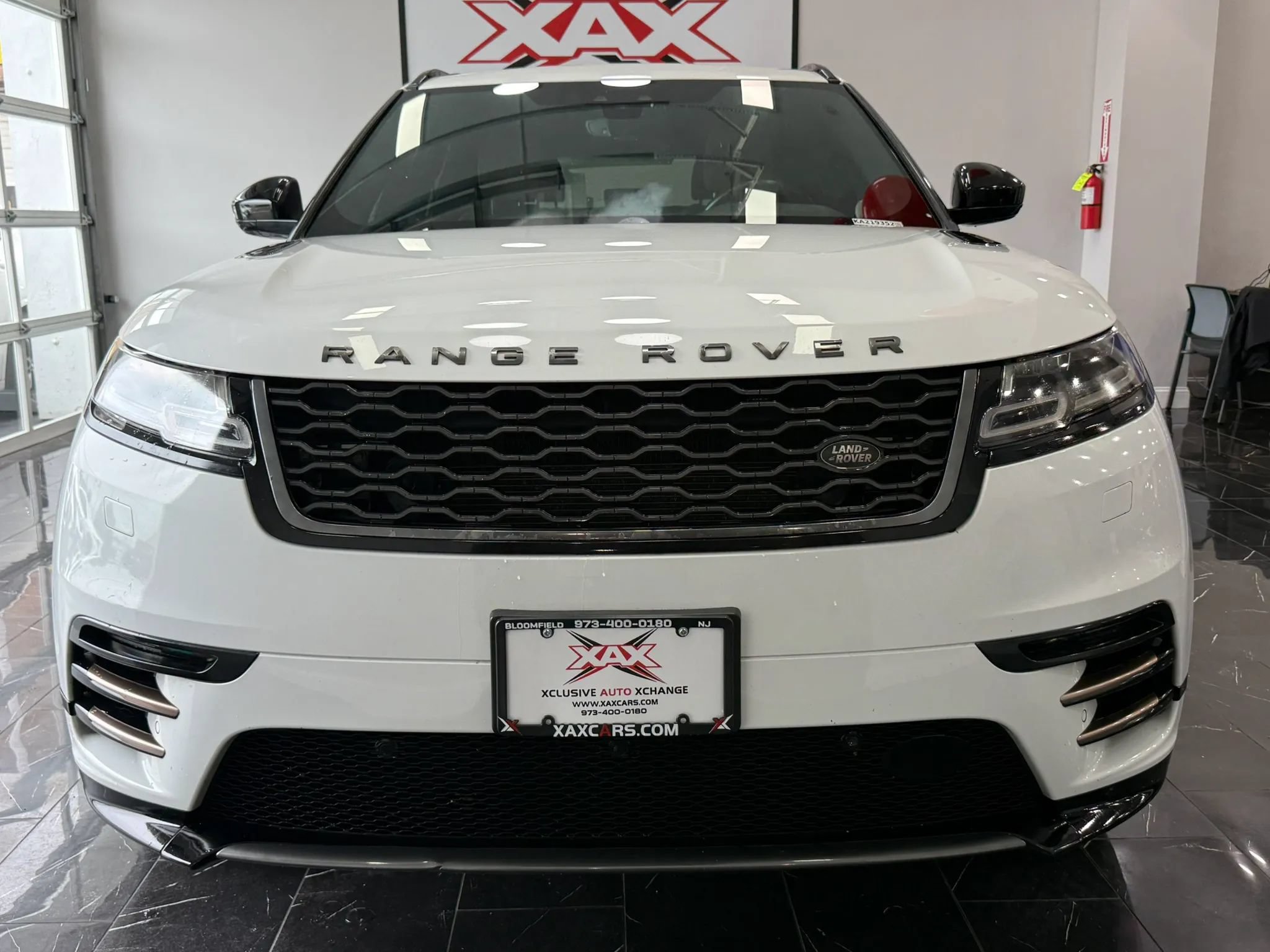 Used 2019 Land Rover Range Rover Velar R-Dynamic SE AWD/4WD image 2