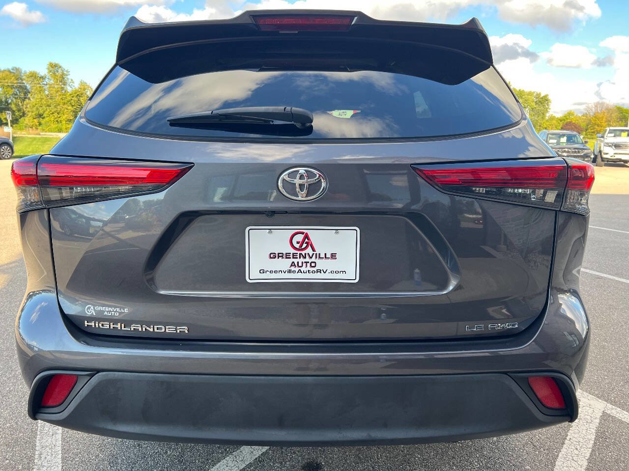 Used 2021 Toyota Highlander LE image 5