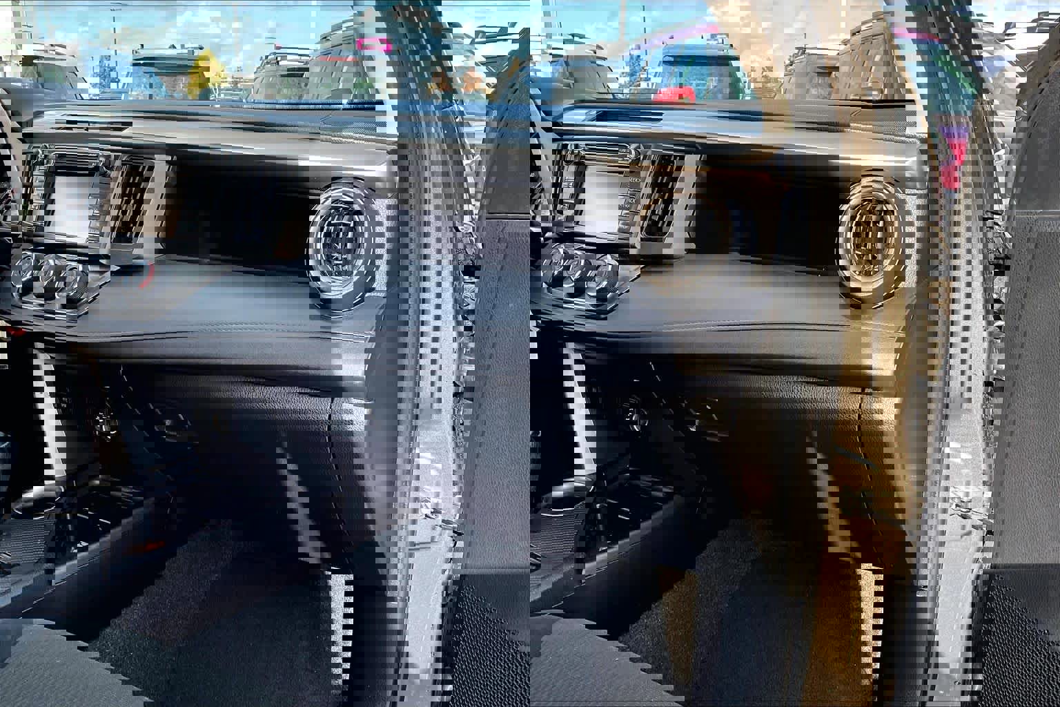 Used 2014 Toyota RAV4 LE image 17