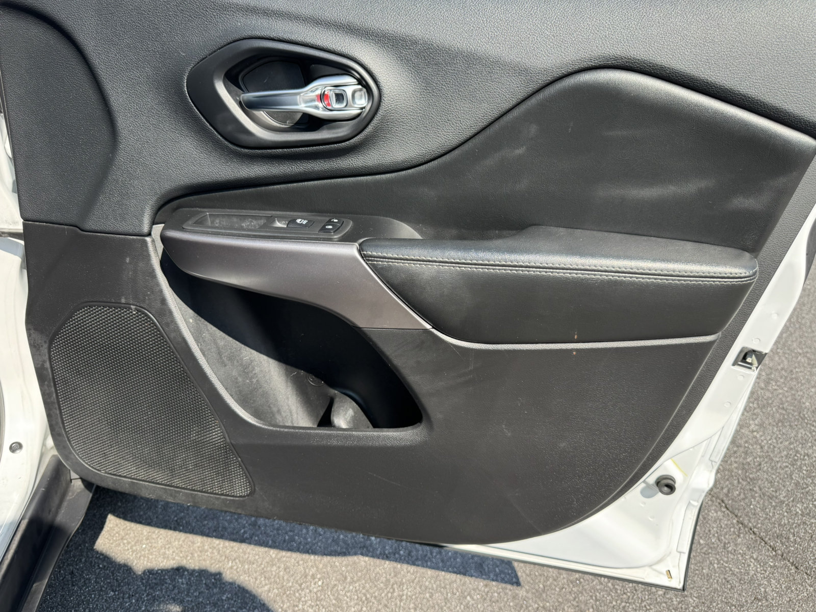 Used 2019 Jeep Cherokee Limited AWD/4WD image 17