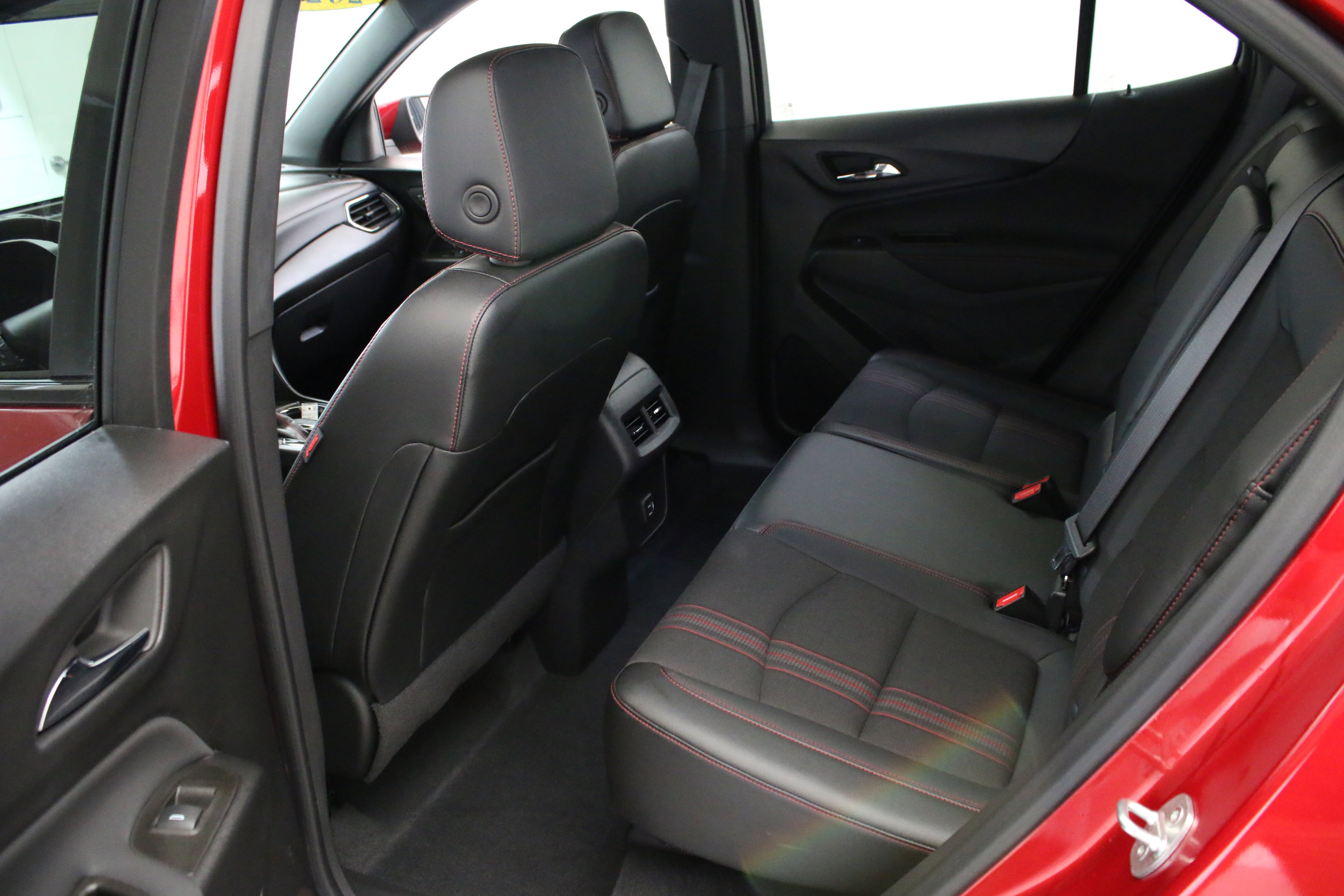 Used 2023 Chevrolet Equinox RS AWD/4WD image 24