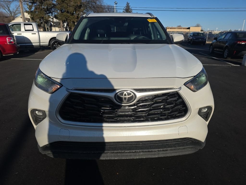 Used 2023 Toyota Highlander XLE image 2