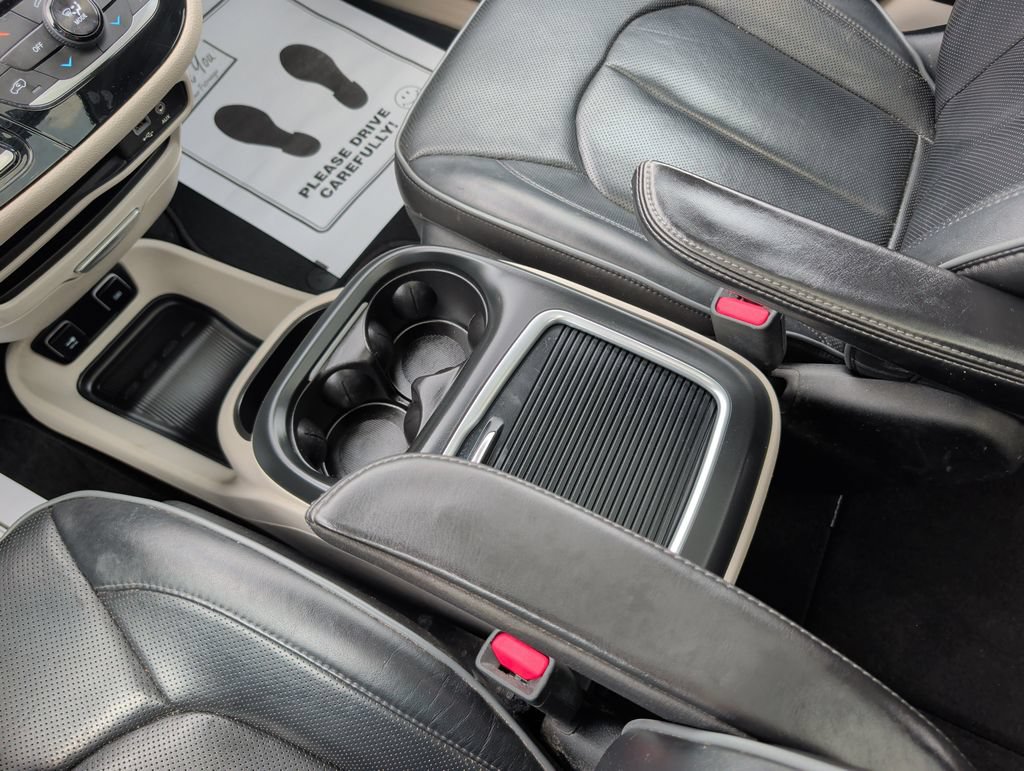 Used 2018 Chrysler Pacifica Limited FWD image 18