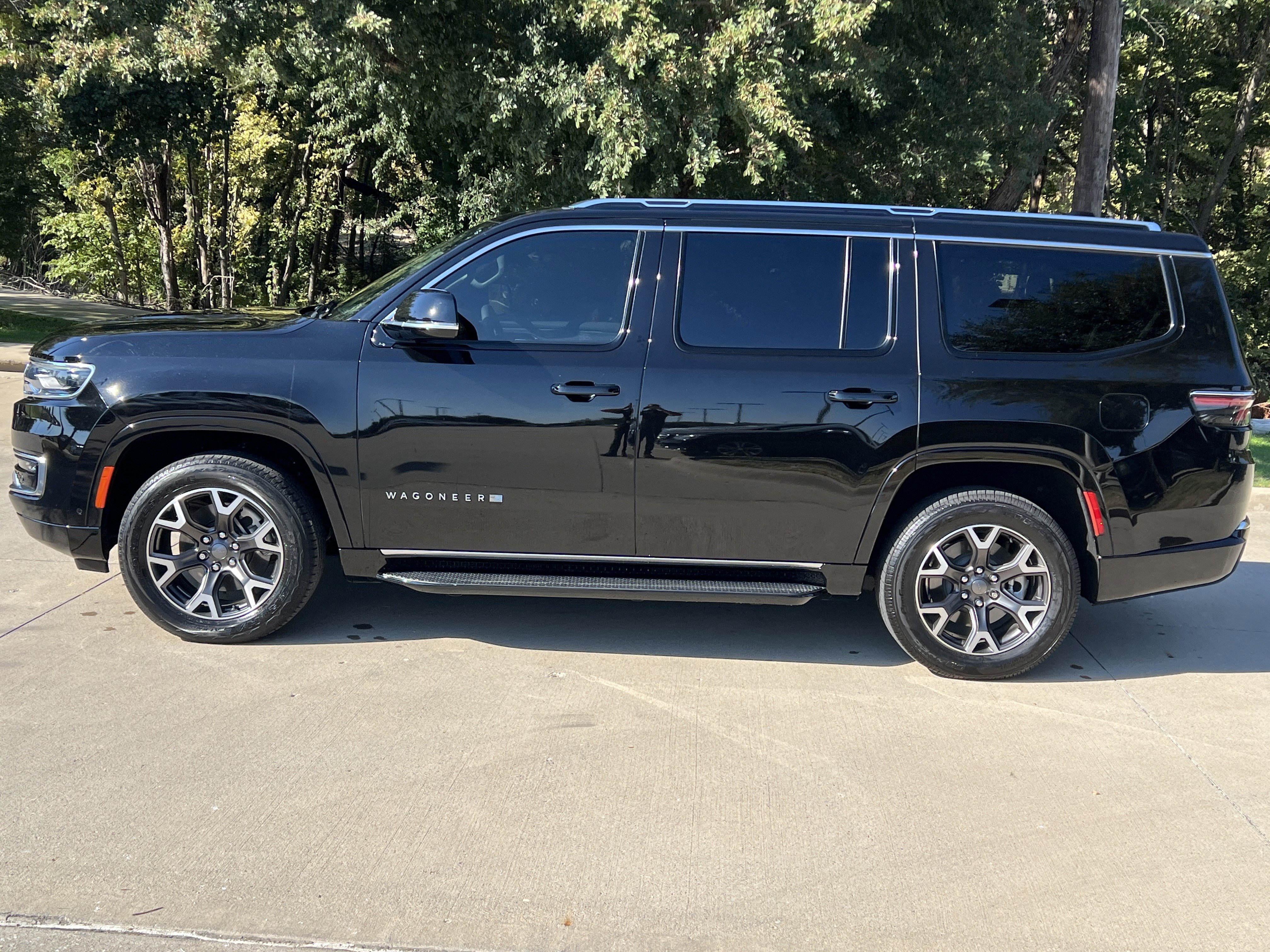 Used 2023 Jeep Wagoneer Series III w/ Preferred Equipment Group image 7