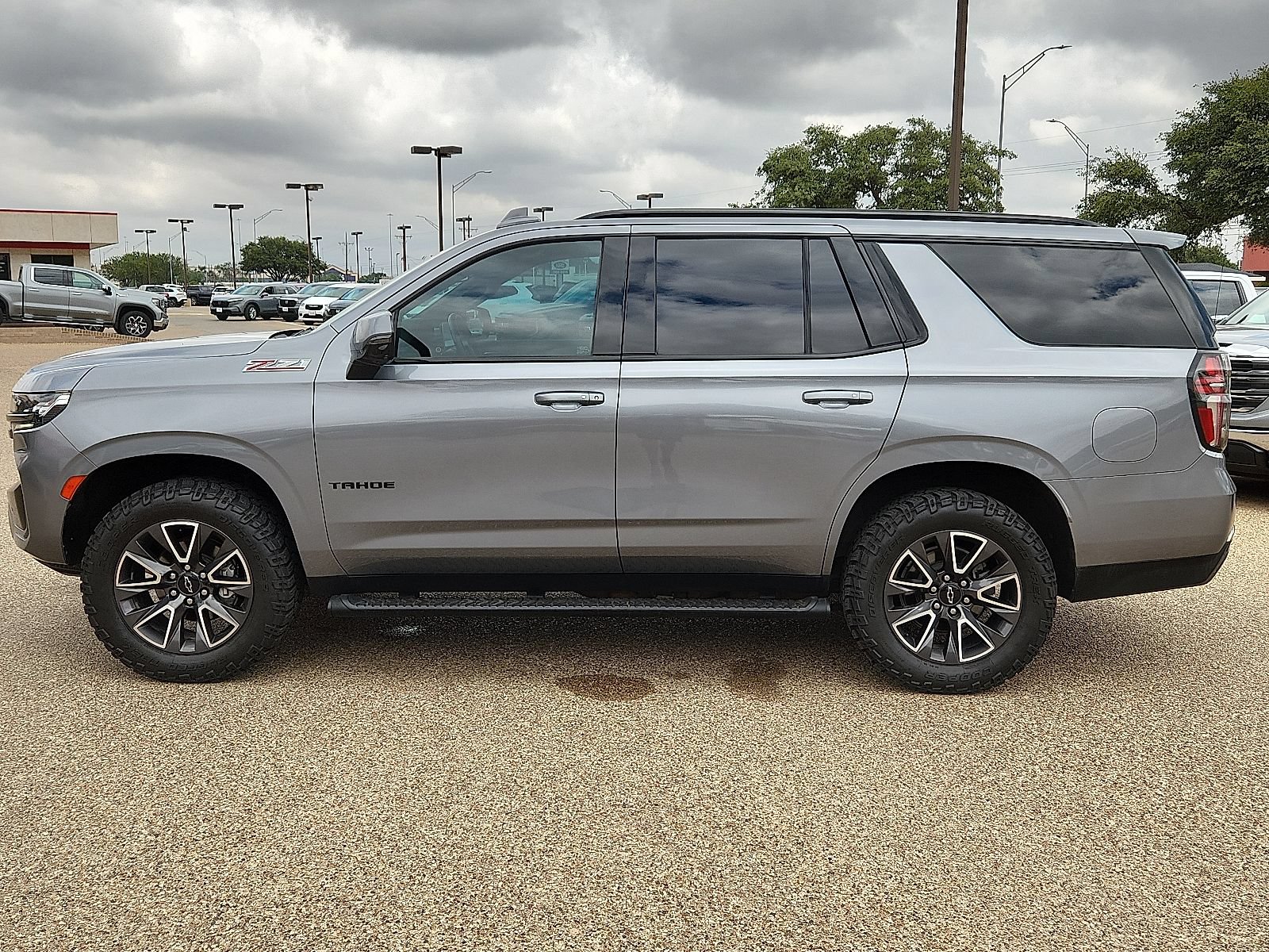 Used 2022 Chevrolet Tahoe Z71 w/ Luxury Package AWD/4WD image 2