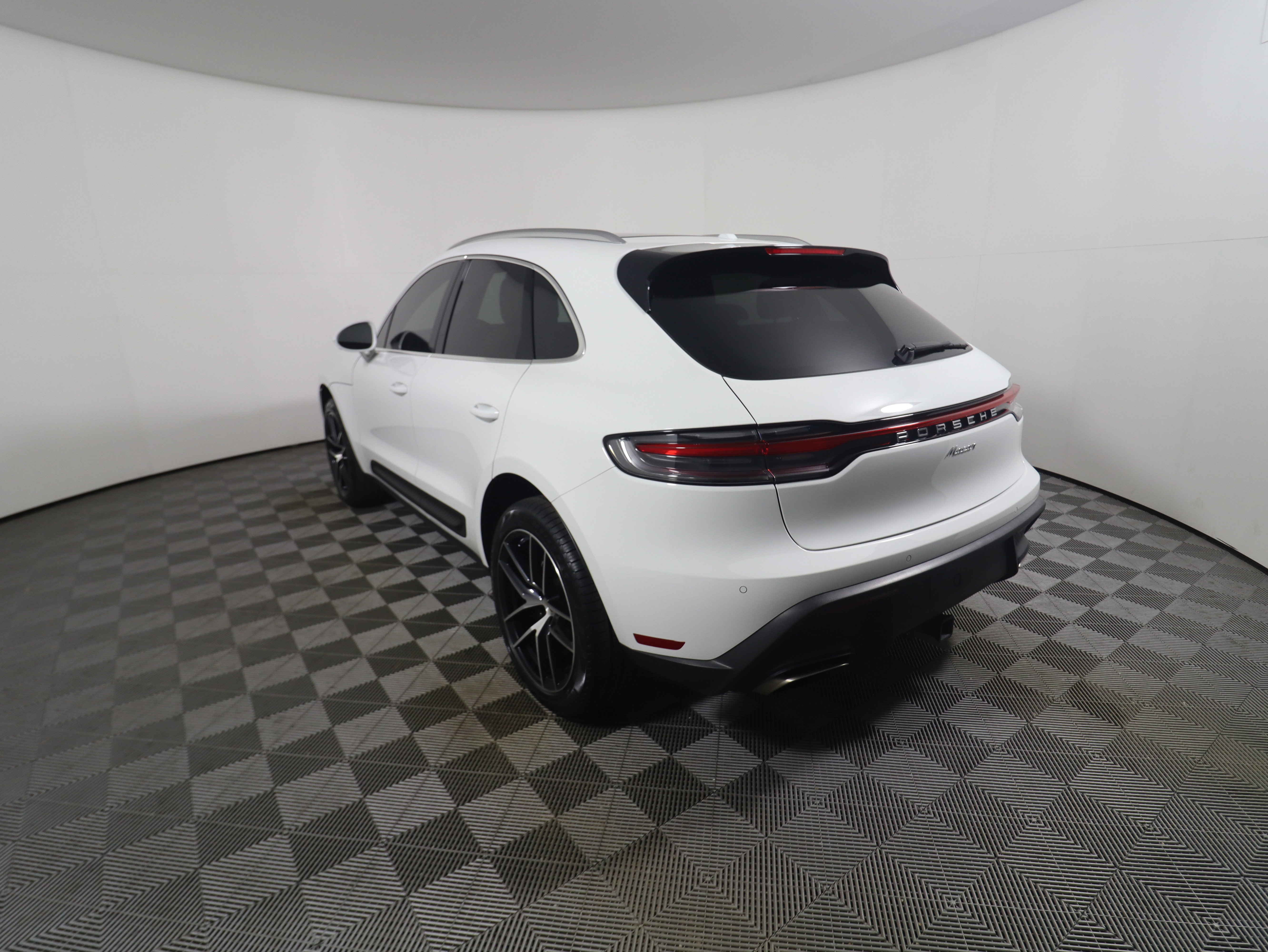 Used 2023 Porsche Macan image 3