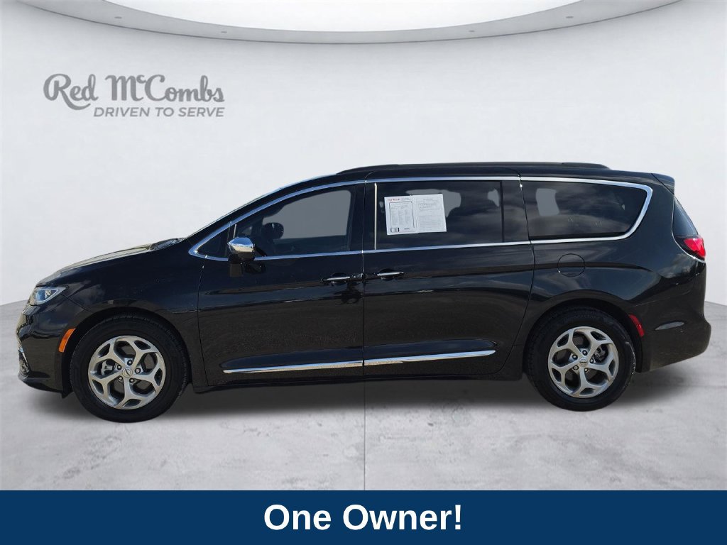 Used 2023 Chrysler Pacifica Limited w/ Uconnect Theater Family Group FWD image 2