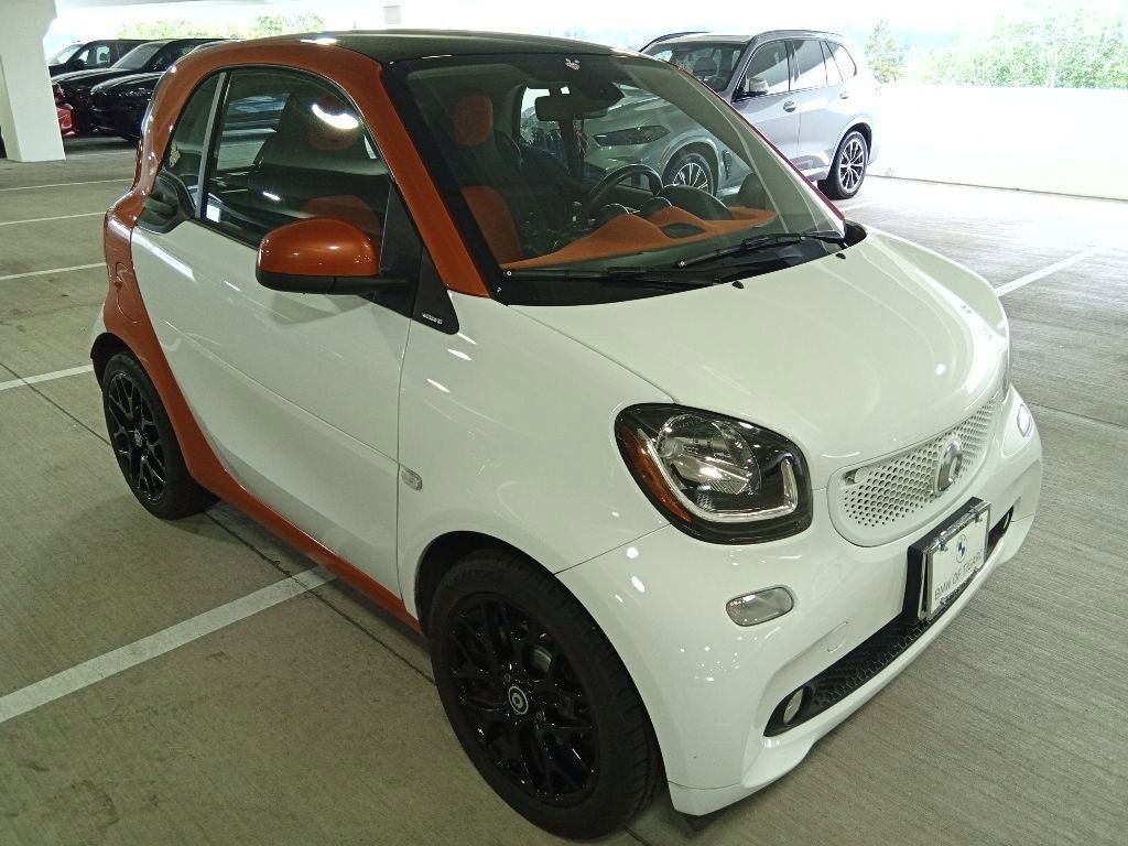 Used 2016 smart fortwo passion RWD image 3