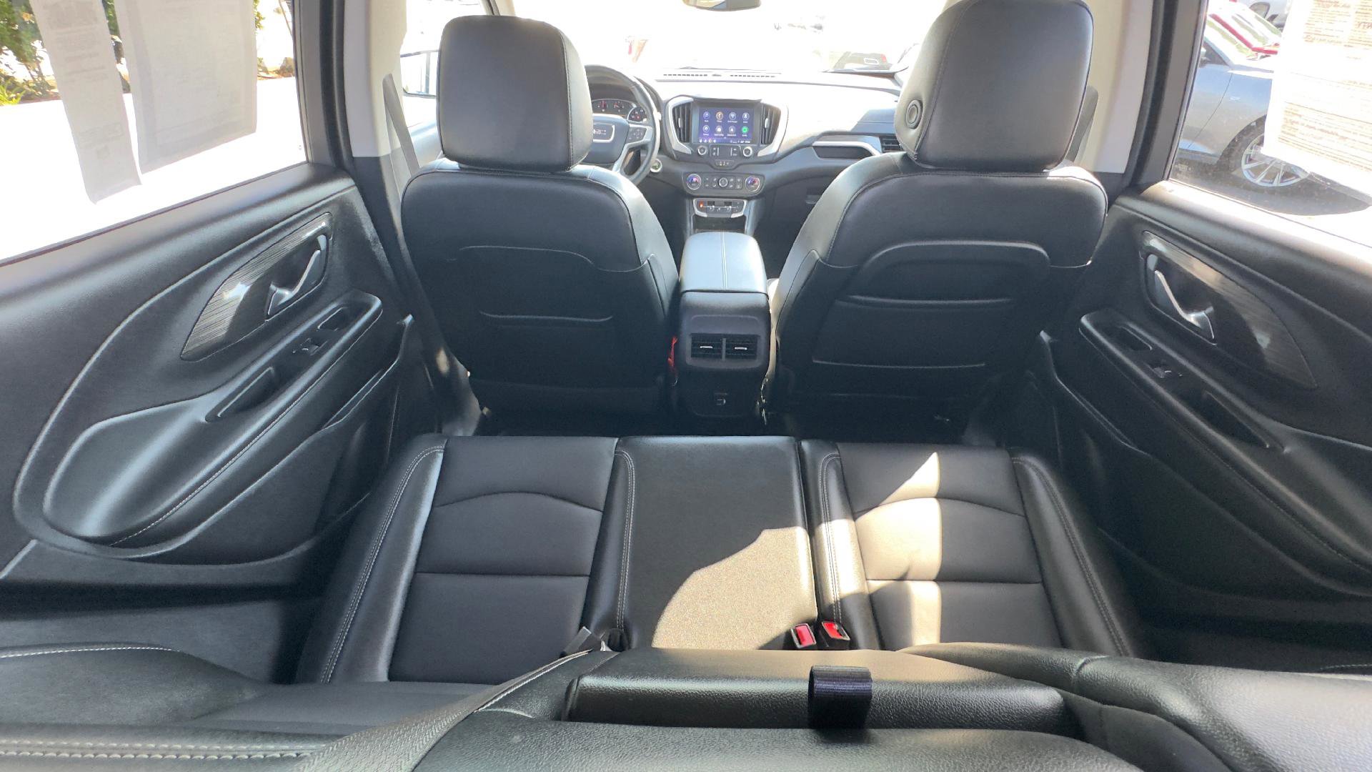 Used 2024 GMC Terrain SLT AWD/4WD image 9