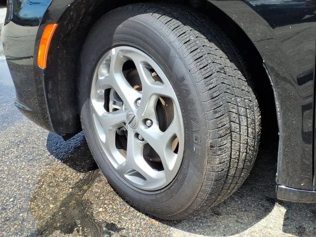 Used 2024 Chrysler Pacifica Limited FWD image 8