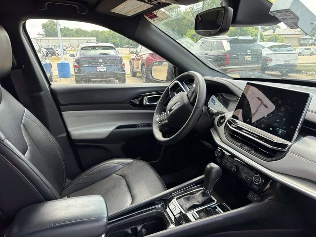 Used 2025 Jeep Compass Limited AWD/4WD image 13