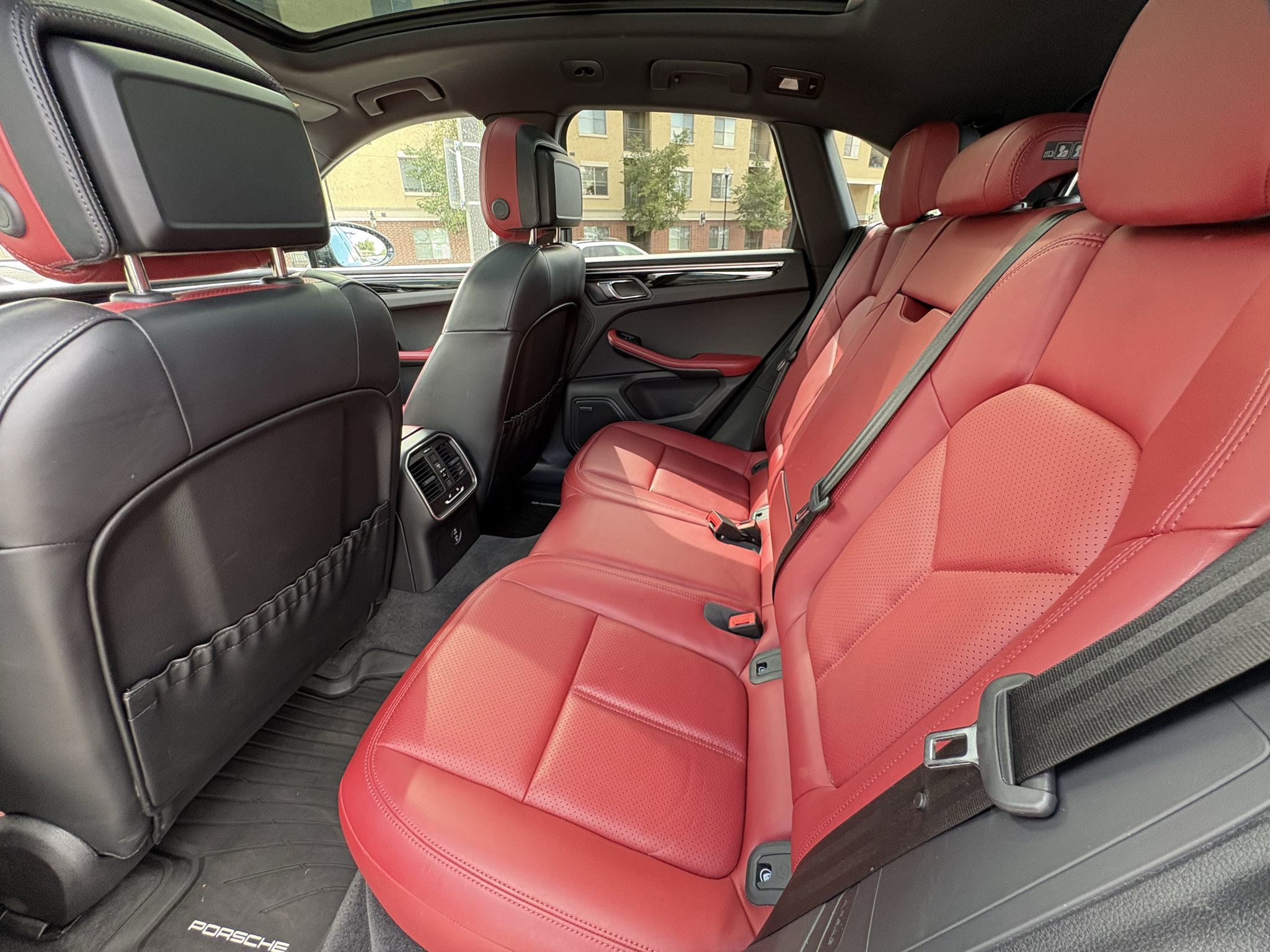 Used 2024 Porsche Macan S AWD/4WD image 20