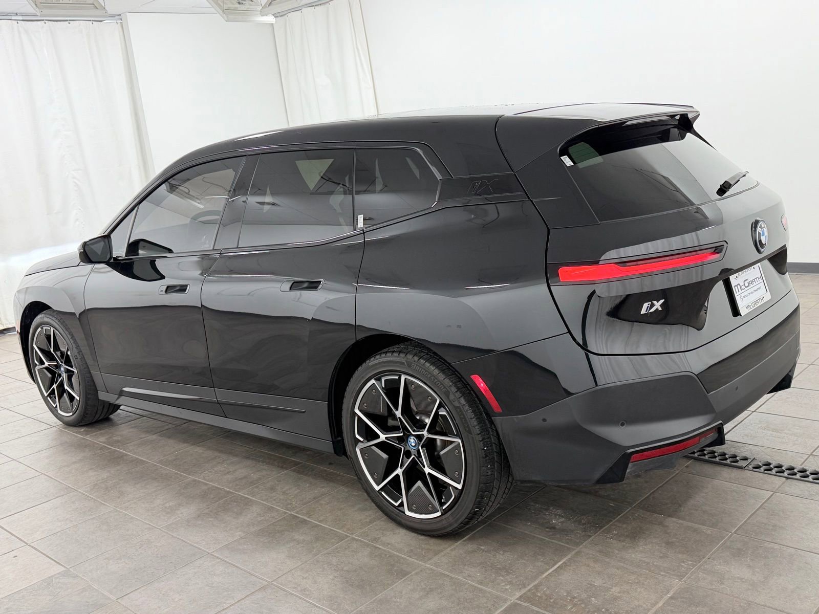 Used 2023 BMW iX xDrive50 w/ Premium Package AWD/4WD image 3