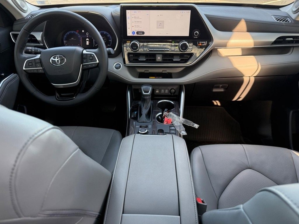 Certified 2025 Toyota Highlander Platinum image 15