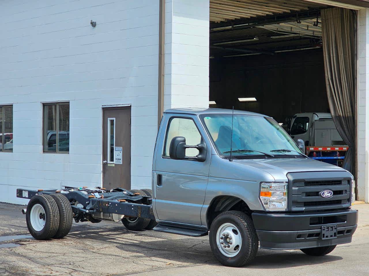 Used 2027 Ford E-450 and Econoline 450 Super Duty w/ Power Equipment Group RWD image 2
