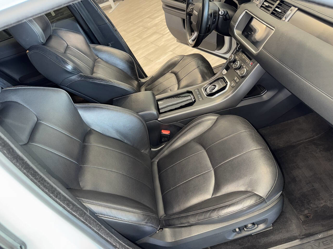 Used 2019 Land Rover Range Rover Evoque SE Premium image 15