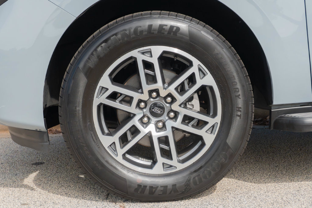 Used 2025 Ford Expedition Active RWD image 2
