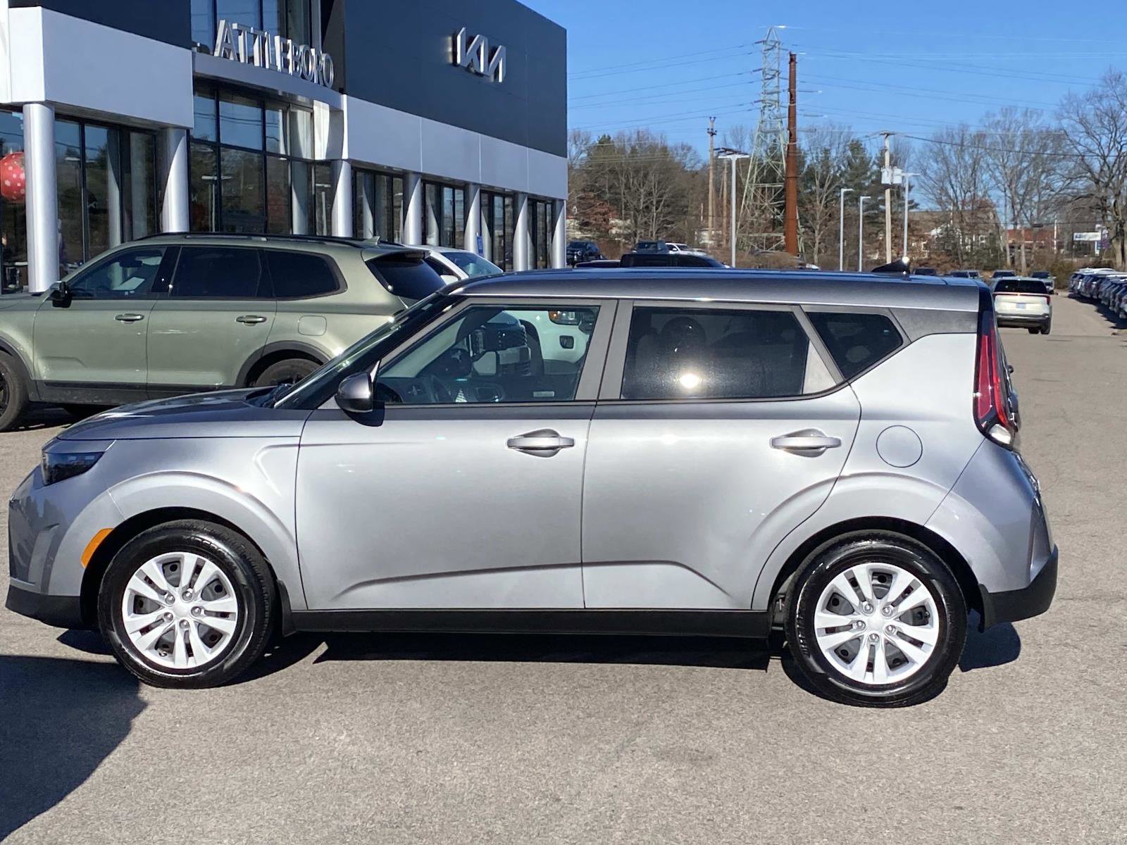 Used 2025 Kia Soul LX image 2