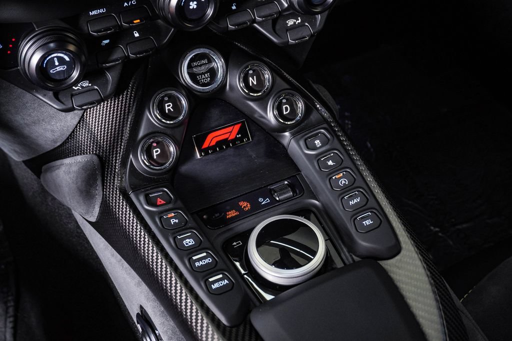 Used 2023 Aston Martin V8 Vantage Coupe RWD image 33