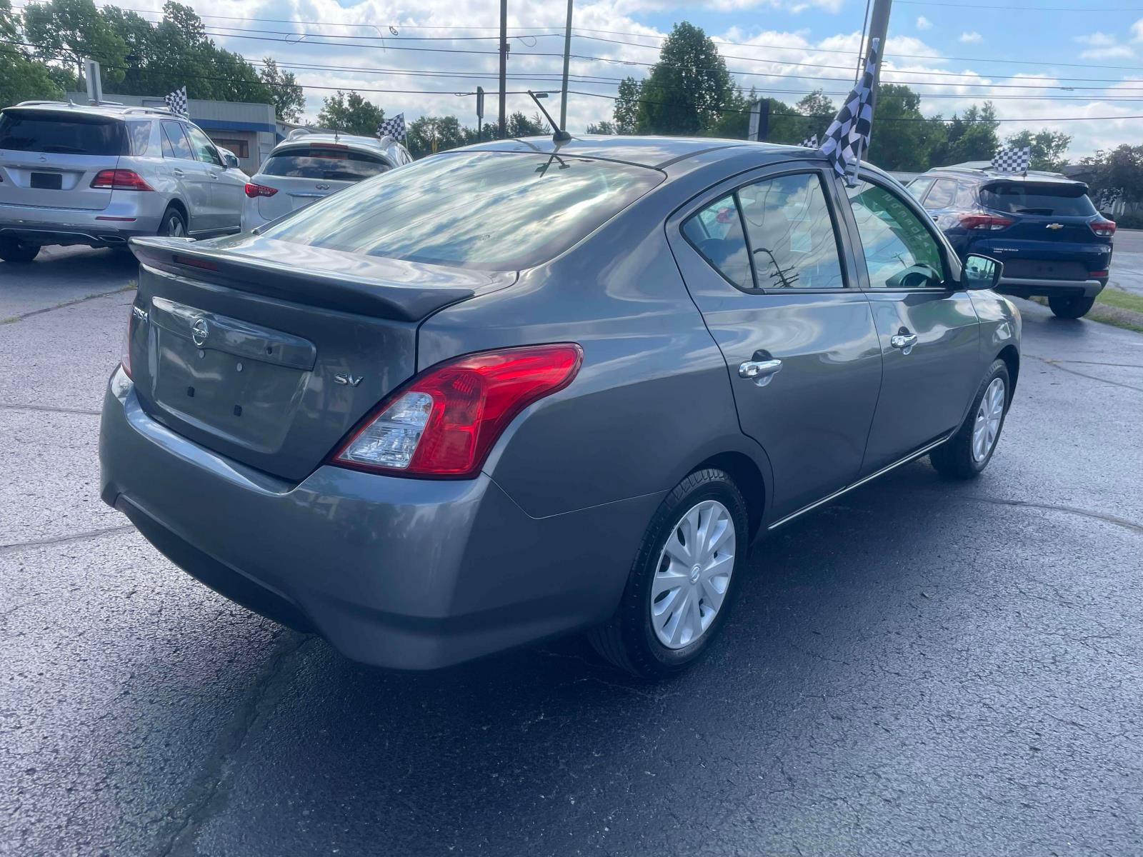 Used 2017 Nissan Versa SV FWD image 4