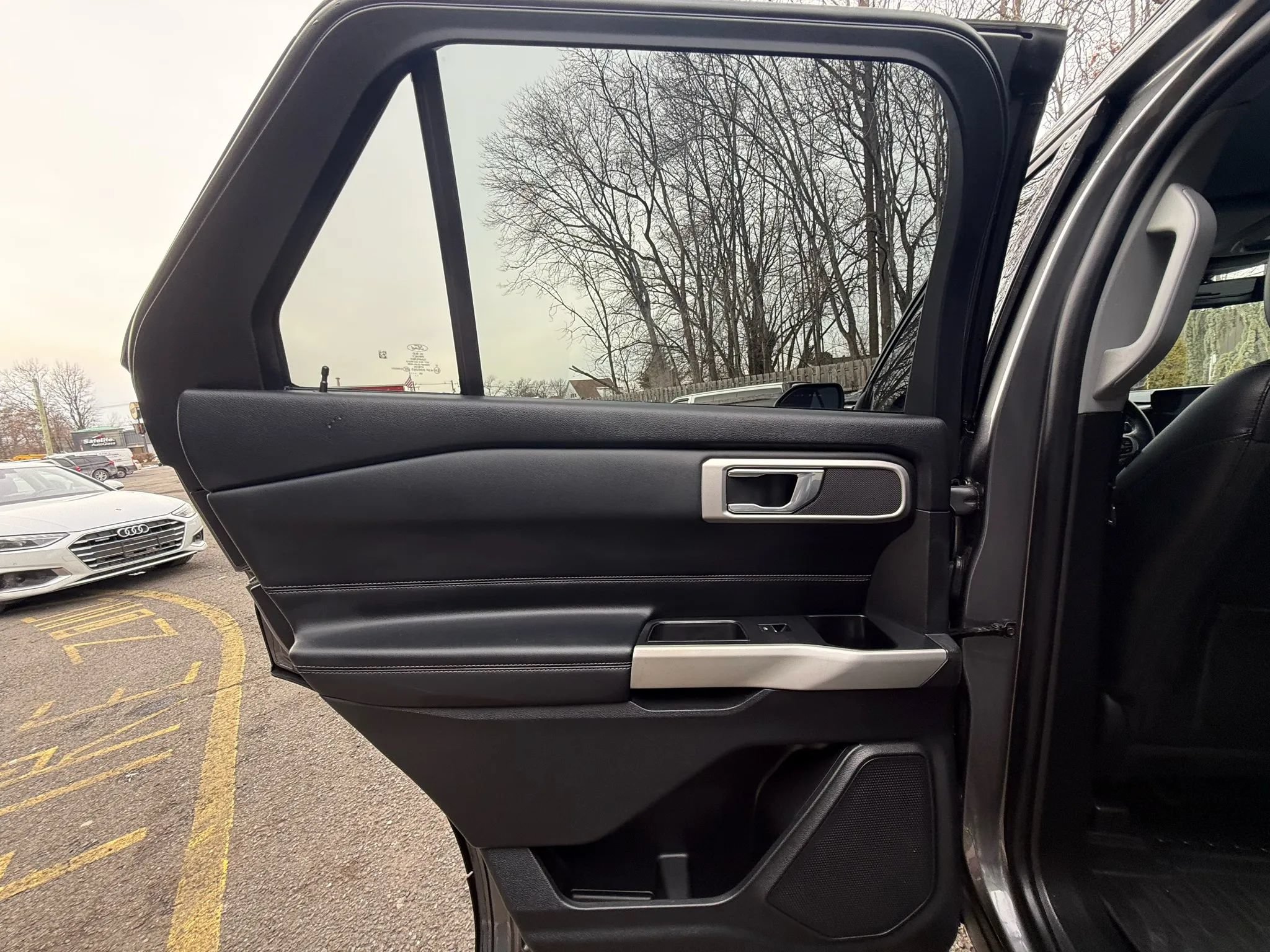 Used 2021 Ford Explorer XLT w/ Equipment Group 202A AWD/4WD image 15