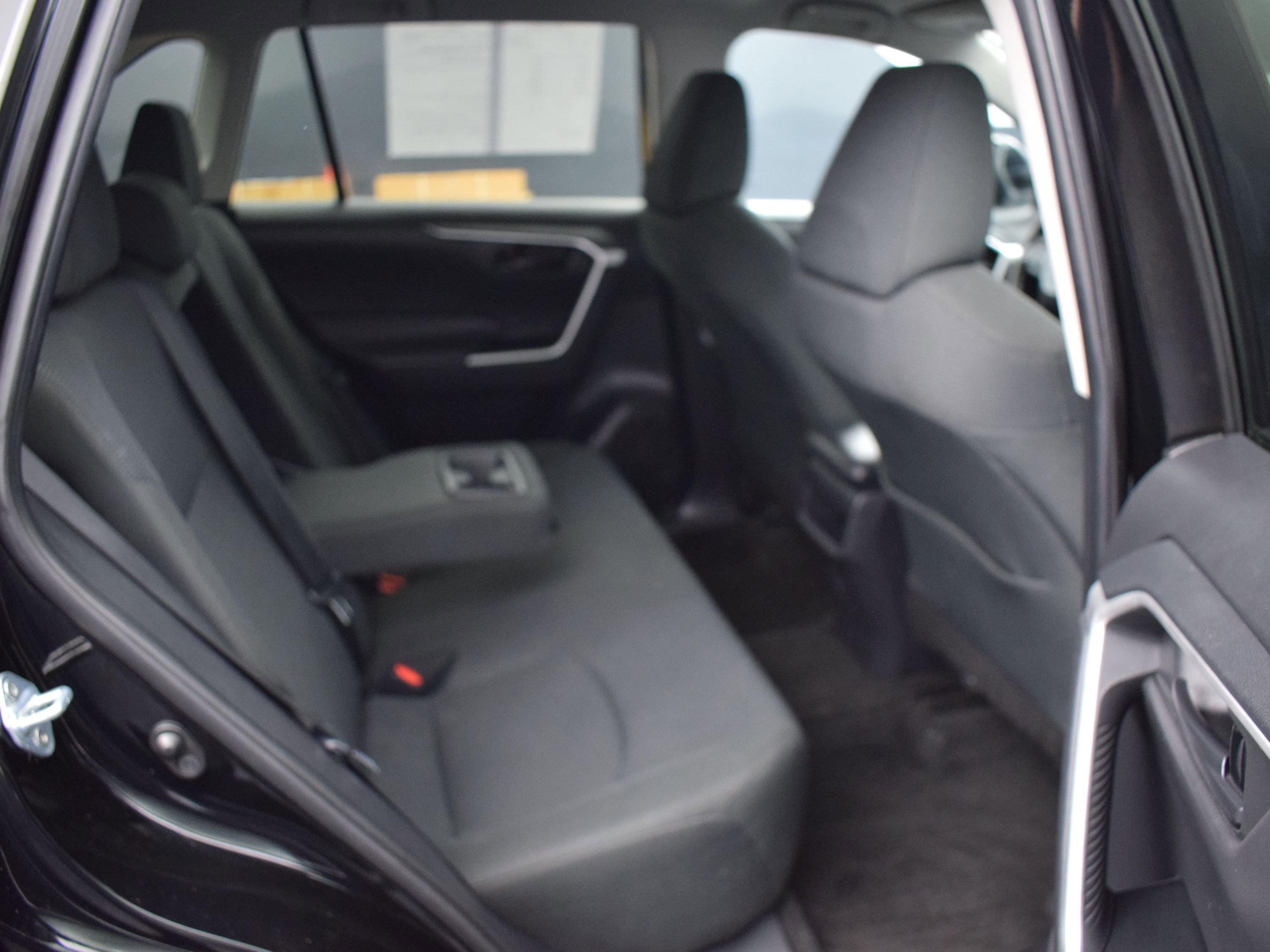 Used 2021 Toyota RAV4 LE AWD/4WD image 11