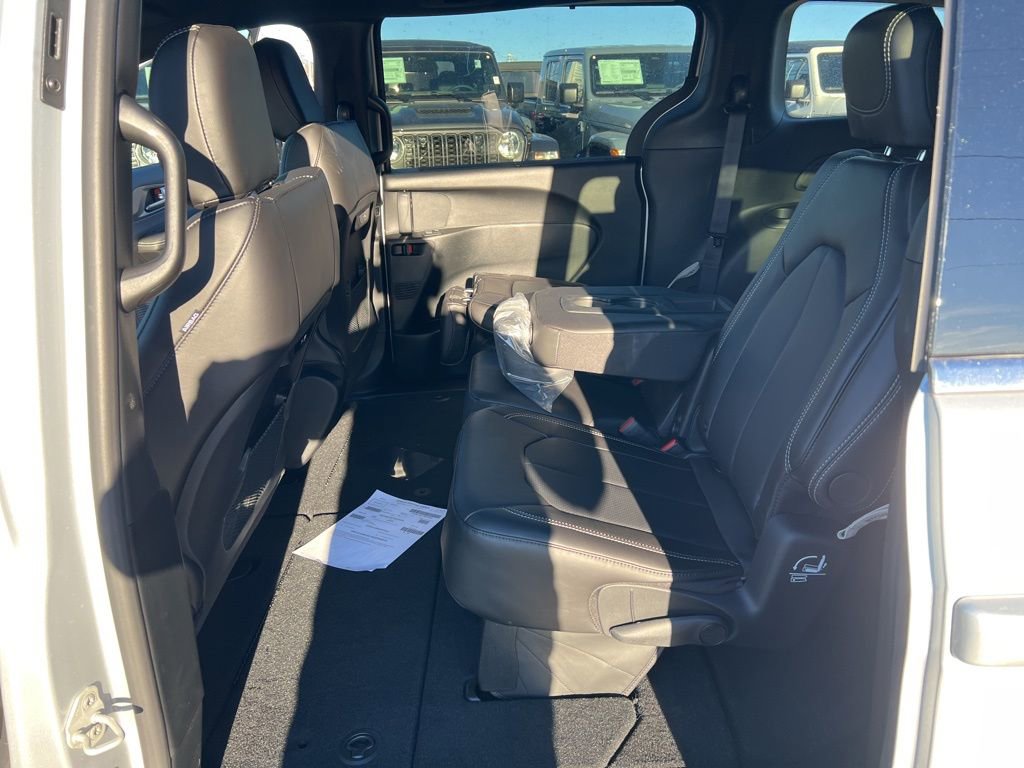 New 2026 Chrysler Pacifica Select FWD image 15