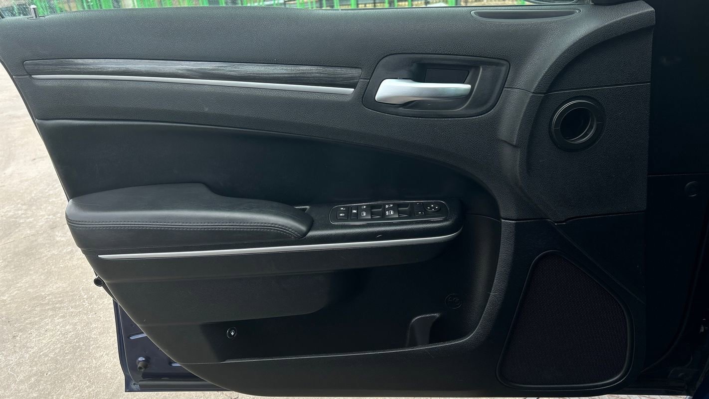 Used 2016 Chrysler 300 Limited image 24