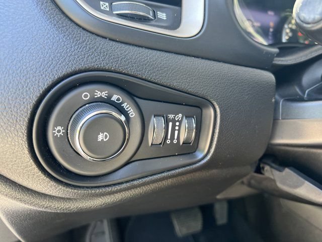 Used 2016 Jeep Renegade Limited FWD image 35