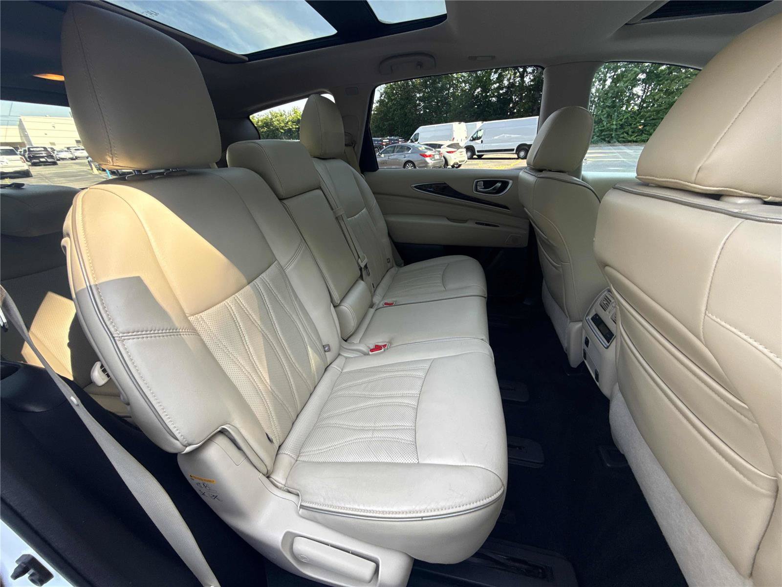 Used 2017 INFINITI QX60 Luxe w/ Deluxe Technology Package AWD/4WD image 29