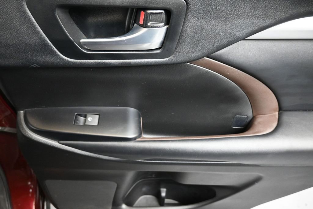 Used 2018 Toyota Highlander XLE AWD/4WD image 15
